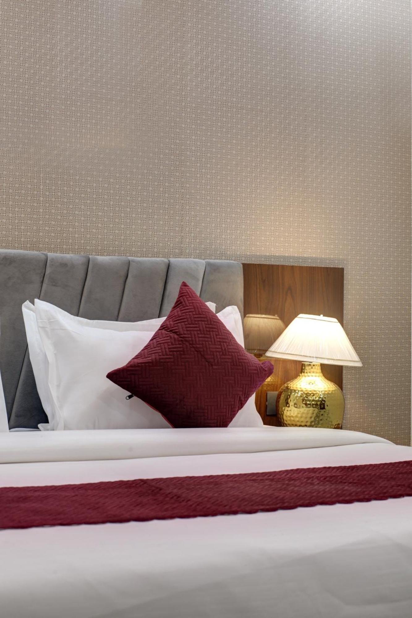 Limewood Stay - Millennium Huda City Center Gurgaon Esterno foto